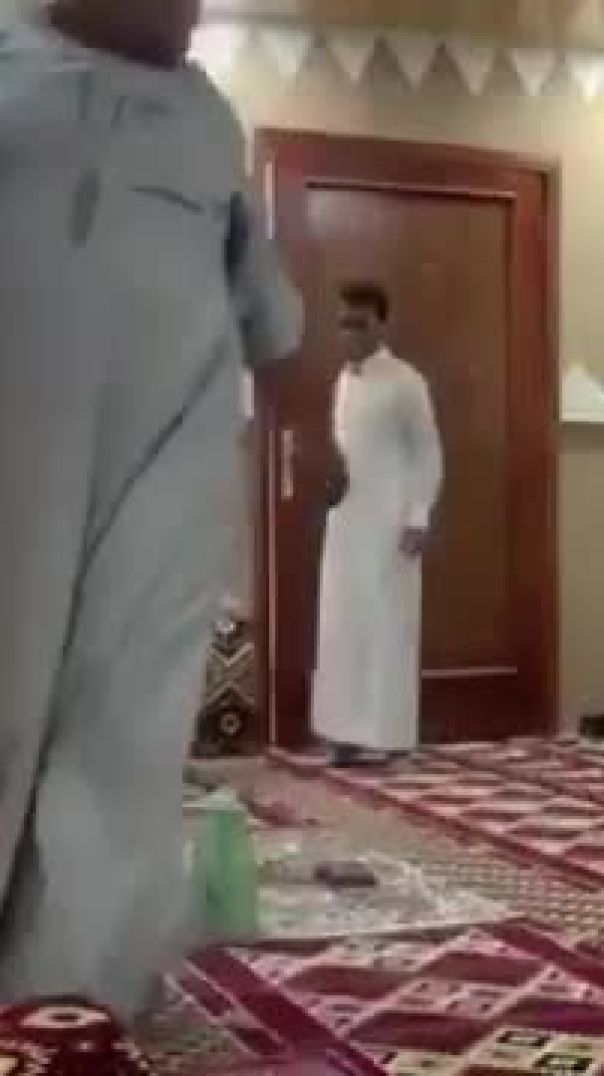 طاح قلبه من الخوف 😂😂😂😂😂 - فيديو فيديوهات مقطع مقاطع مضحكة ضحك