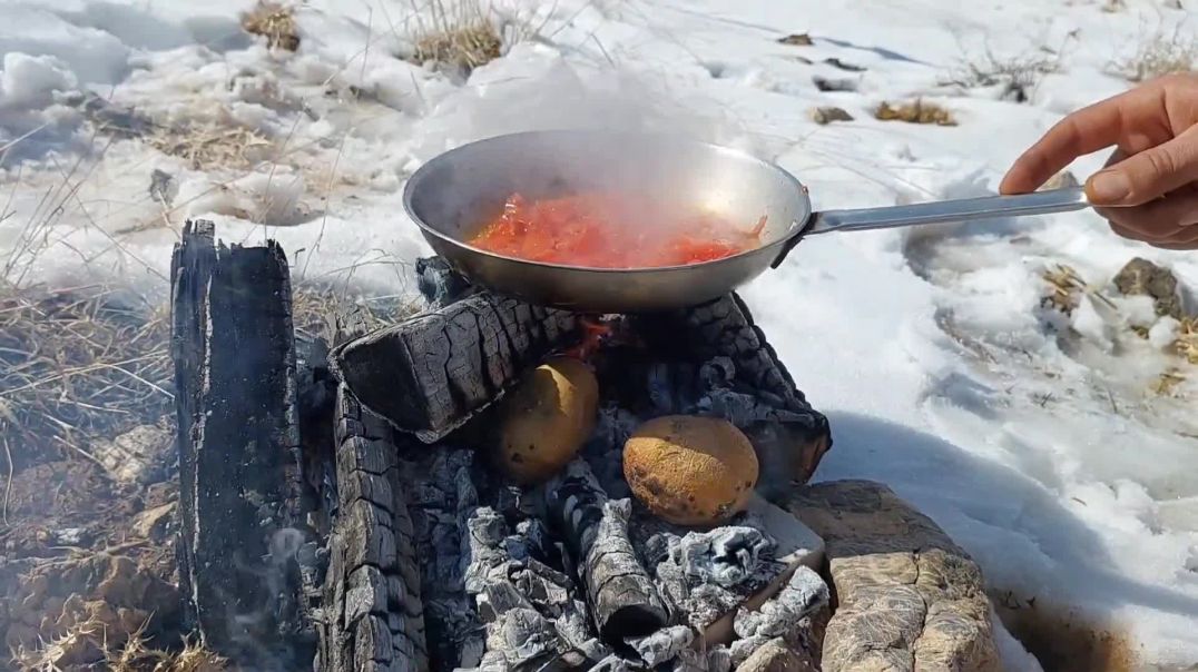 Cooking tandoori th eggs and tomatoes in the snowy winter in the heart of the mountains 🍅potatoes wi