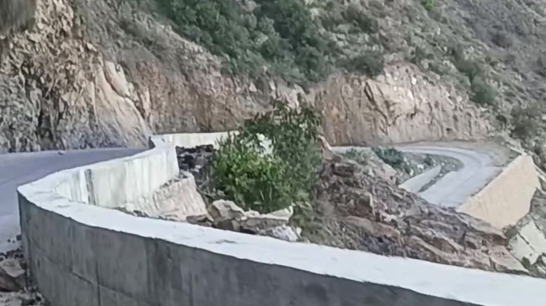 🏔️ أخطر منعطفات جبلية في اليمن… تجربة مرعبة لا تفوّت! 😰🚧